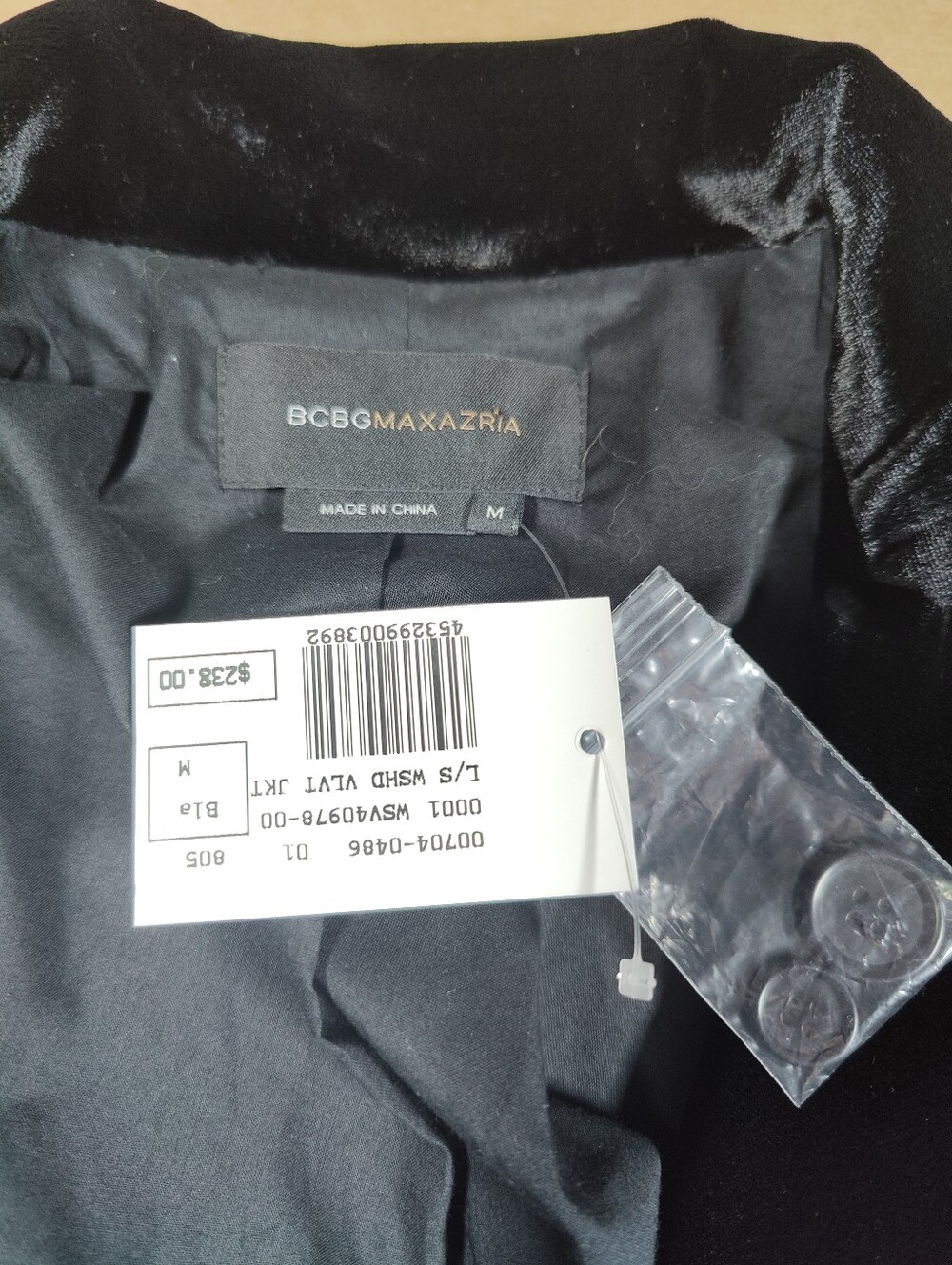 NWT BCBGMAXAZRIA Women's Black Velvet Silk Blend Cropped Blazer Sz M Retail 238$ - Picture 2 of 9